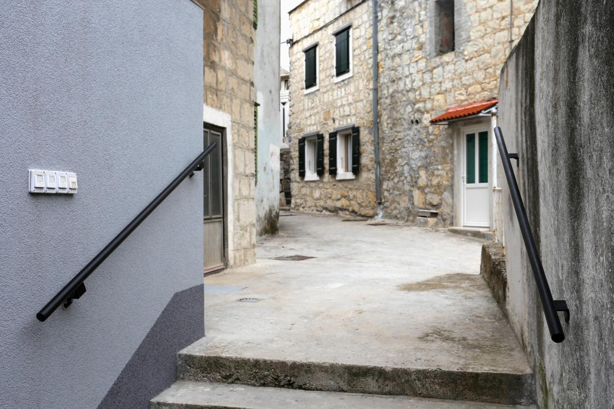 Apartments By The Sea Kastel Kambelovac, Kastela - 8679 Exterior photo
