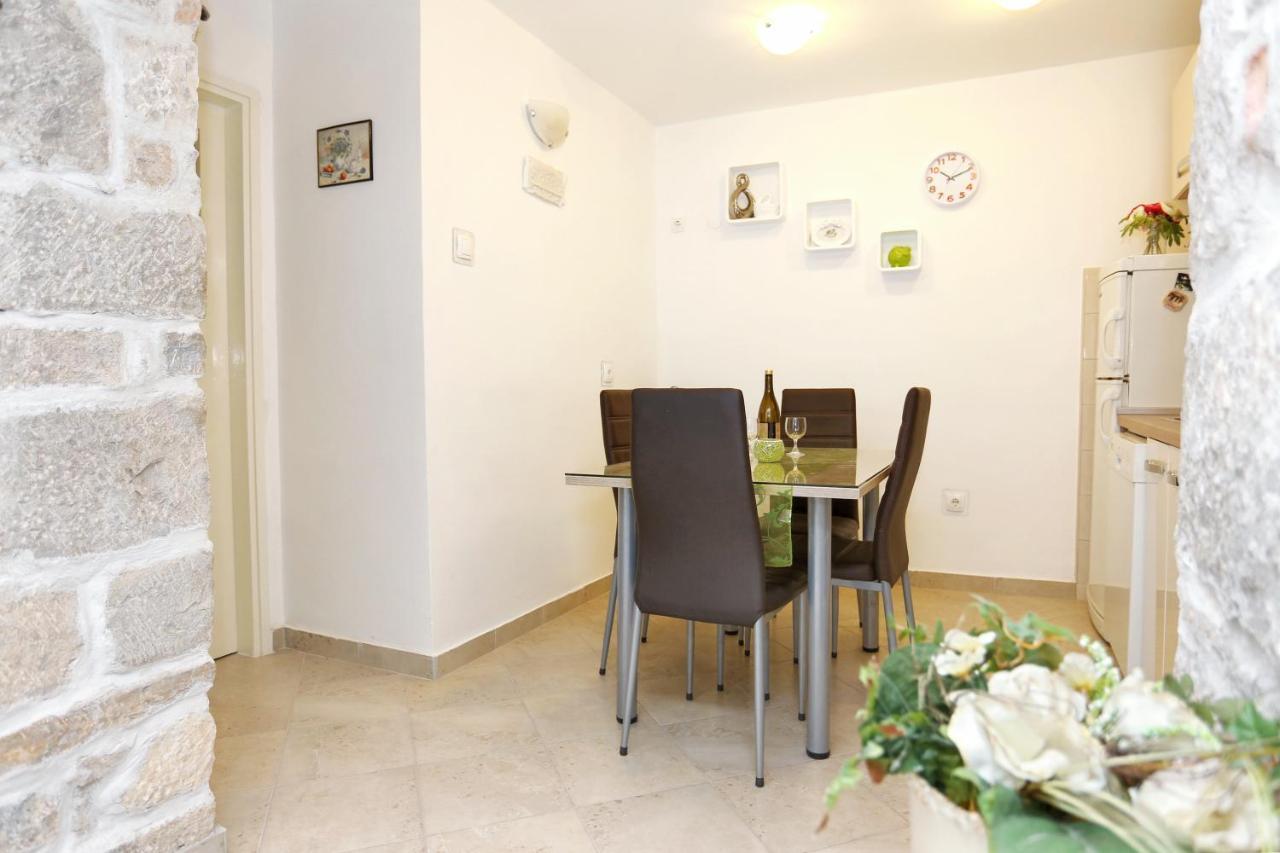 Apartments By The Sea Kastel Kambelovac, Kastela - 8679 Exterior photo